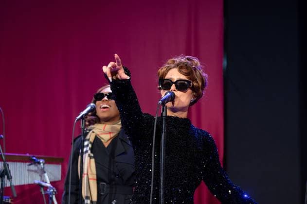 Bloomingdale s x Burberry Holiday Window Unveiling in New York, USA - 19 Nov 2025 Raye performs at the Bloomingdale s x Burberry Unveiling of the 2025 Holiday Windows. New York United States Copyright: xRonxAdarx xSOPAxImagesx _radar_bloomingdales_20251119_21255