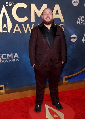 59th Annual CMA Awards - Arrivals Luke Combs arriving at the 59th Annual Country Music Association Awards held at the Bridgestone Arena on November 19, 2025 in Nashville, TN. Nashville Bridgestone Arena Tennessee USA Copyright: xCurtisxHilbunx xAFF-USA.COMx