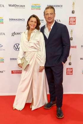 abb Saenger Sasha with wife Julia Roentgen on the red carpet at the award ceremony of the Golden Image of Women 2025 at the Theater im Hafen on 19 11 2025 in Hamburg Hamburg Germany