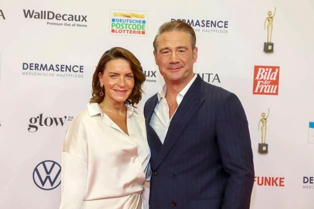 abb Saenger Sasha with wife Julia Roentgen on the red carpet at the award ceremony of the Golden Image of Women 2025 at the Theater im Hafen on 19 11 2025 in Hamburg Hamburg Germany