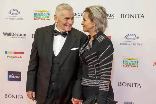 abb- Heinz Hoenig mit Frau Annika Kaersten Hoenig Ehepaar Schauspieler zu Gast auf dem roten Teppich bei der verleihung der Goldenen Bild der Frau 2025 im Theater im Hafen am 19.11.2025 in Hamburg Hamburg Deutschland