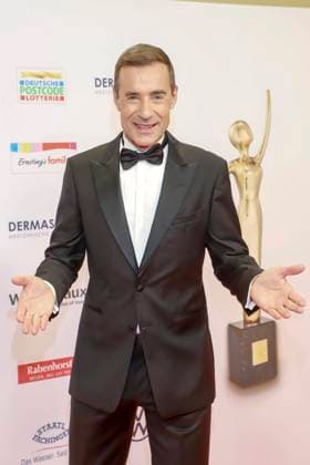 abb Kai Pflaume presenter as a guest on the red carpet at the award ceremony of the Golden Image of a Woman 2025 at the Theater im Hafen on 19 11 2025 in Hamburg Hamburg Germany
