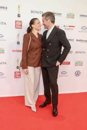 abb- Julia Hartmann, Jan hartmann zu Gast auf dem roten Teppich bei der verleihung der Goldenen Bild der Frau 2025 im Theater im Hafen am 19.11.2025 in Hamburg Hamburg Deutschland