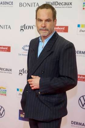abb Wanja Mues actor as guest on the red carpet at the award ceremony of the Golden Image of a Woman 2025 at the Theater im Hafen on 19 11 2025 in Hamburg Hamburg Germany