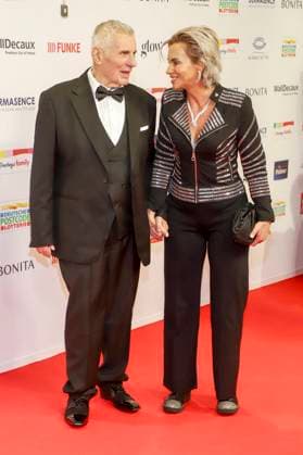 abb Heinz Hoenig with wife Annika Kaersten Hoenig married couple actors as guests on the red carpet at the award ceremony of the Golden Image of a Woman 2025 at the Theater im Hafen on 19 11 2025 in Hamburg Hamburg Germany