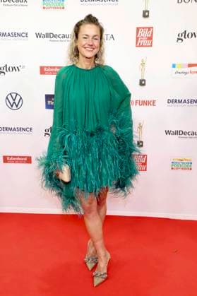 abb Rhea Harder Vennewald actress green dress guest on the red carpet at the award ceremony of the Golden Image of the Woman 2025 at the Theater im Hafen on 19 11 2025 in Hamburg Hamburg Germany