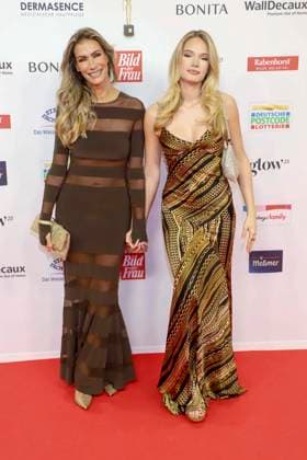 abb Sam Helmer daughter Yasmina Filali actress on the red carpet at the award ceremony of the Golden Image of a Woman 2025 at the Theater im Hafen on 19 11 2025 in Hamburg Hamburg Germany
