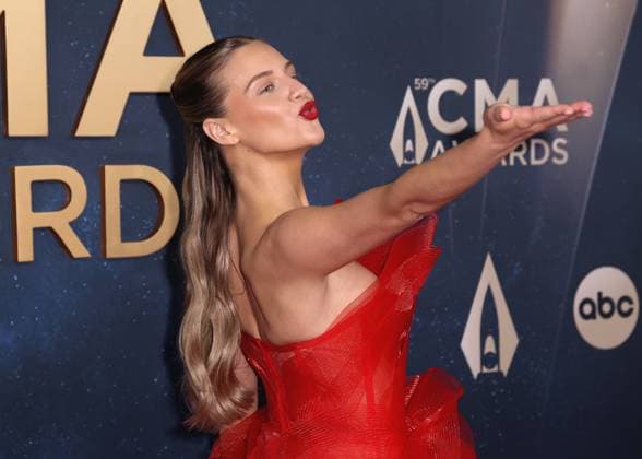 59th Annual CMA Awards - Arrivals Kelsea Ballerini arriving at the 59th Annual Country Music Association Awards held at the Bridgestone Arena on November 19, 2025 in Nashville, TN. Nashville Bridgestone Arena Tennessee USA Copyright: xCurtisxHilbunx xAFF-USA.COMx