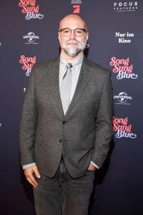 abb Craig Brewer as a guest on the red carpet at the European premiere of the movie Song Sung Blue at Zoo Palast Berlin on 19 11 2025 in Berlin Berlin Germany