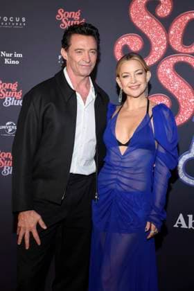 abb Hugh Jackman and Kate Hudson as guests on the red carpet at the European premiere of the movie Song Sung Blue at Zoo Palast Berlin on 19 11 2025 in Berlin Berlin Germany