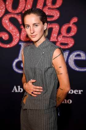 abb Alexa Grassmann as a guest on the red carpet at the European premiere of the movie Song Sung Blue at Zoo Palast Berlin on 19 11 2025 in Berlin Berlin Germany