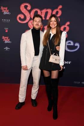 abb Lion Wasczyk and Lisa Rosa Braeutigam as guests on the red carpet at the European premiere of the movie Song Sung Blue at Zoo Palast Berlin on 19 11 2025 in Berlin Berlin Germany