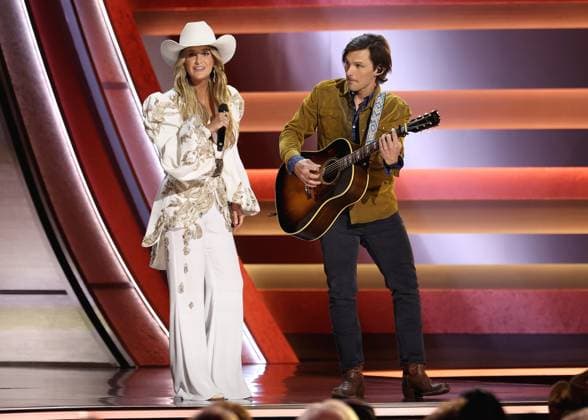 59th Annual CMA Awards - Show Lainey Wilson and Charlie Worsham onstage at the 59th Annual Country Music Association Awards held at the Bridgestone Arena on November 19, 2025 in Nashville, TN. Nashville Bridgestone Arena Tennessee USA Copyright: xCurtisxHilbunx xAFF-USA.COMx