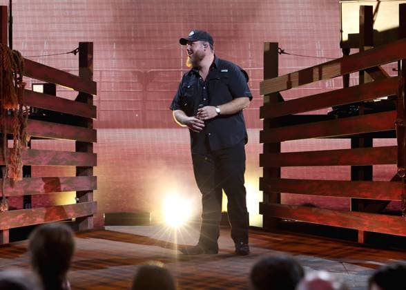59th Annual CMA Awards - Show Luke Combs onstage at the 59th Annual Country Music Association Awards held at the Bridgestone Arena on November 19, 2025 in Nashville, TN. Nashville Bridgestone Arena Tennessee USA Copyright: xCurtisxHilbunx xAFF-USA.COMx