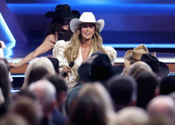 59th Annual CMA Awards - Show Lainey Wilson onstage at the 59th Annual Country Music Association Awards held at the Bridgestone Arena on November 19, 2025 in Nashville, TN. Nashville Bridgestone Arena Tennessee USA Copyright: xCurtisxHilbunx xAFF-USA.COMx