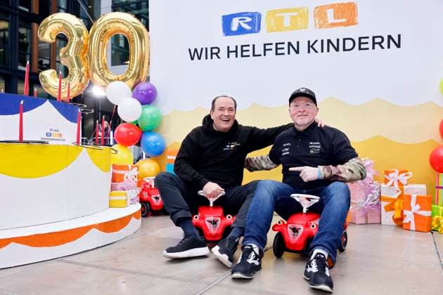 Presenter Wolfram Kons and singer Joey Kelly on sliding cars at a photo opportunity to mark 30 years of the RTL telethon in the RTL building on Picassoplatz Cologne, 19 11 2025 NRW Germany Copyright: xChristophxHardtx
