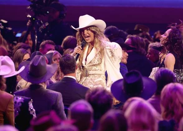 59th Annual CMA Awards - Show Lainey Wilson onstage at the 59th Annual Country Music Association Awards held at the Bridgestone Arena on November 19, 2025 in Nashville, TN. Nashville Bridgestone Arena Tennessee USA Copyright: xCurtisxHilbunx xAFF-USA.COMx