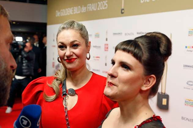 Ruth Moschner und Preisträgerin Miriam Peters bei der 18. Verleihung der Goldenen Bild der Frau 2025 im Stage Theater im Hafen. Hamburg, 19.11.2025 Foto:xC.xTamckex xFuturexImagex goldene_bild_5138
