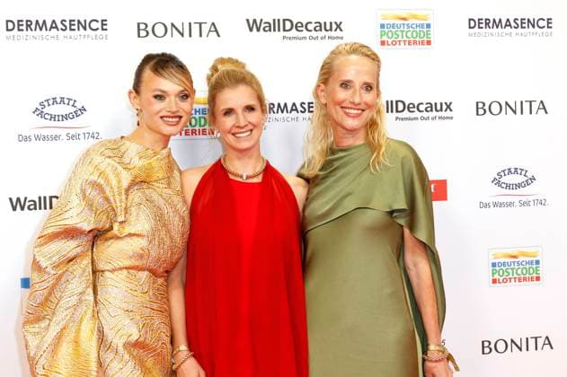 Olga Löffler, Jessica von Bredow-Werndl und Gast bei der 18. Verleihung der Goldenen Bild der Frau 2025 im Stage Theater im Hafen. Hamburg, 19.11.2025 Foto:xC.xTamckex xFuturexImagex goldene_bild_5155