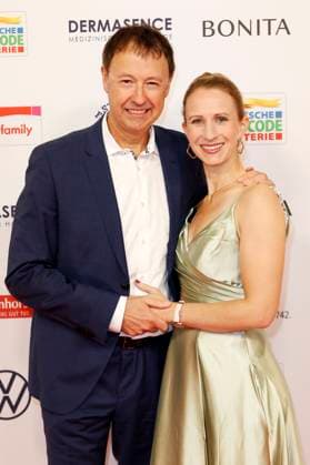 Frederik Braun mit Ehefrau Johanna Braun bei der 18. Verleihung der Goldenen Bild der Frau 2025 im Stage Theater im Hafen. Hamburg, 19.11.2025 Foto:xC.xTamckex xFuturexImagex goldene_bild_5204