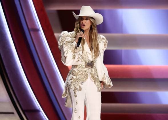 59th Annual CMA Awards - Show Lainey Wilson onstage at the 59th Annual Country Music Association Awards held at the Bridgestone Arena on November 19, 2025 in Nashville, TN. Nashville Bridgestone Arena Tennessee USA Copyright: xCurtisxHilbunx xAFF-USA.COMx