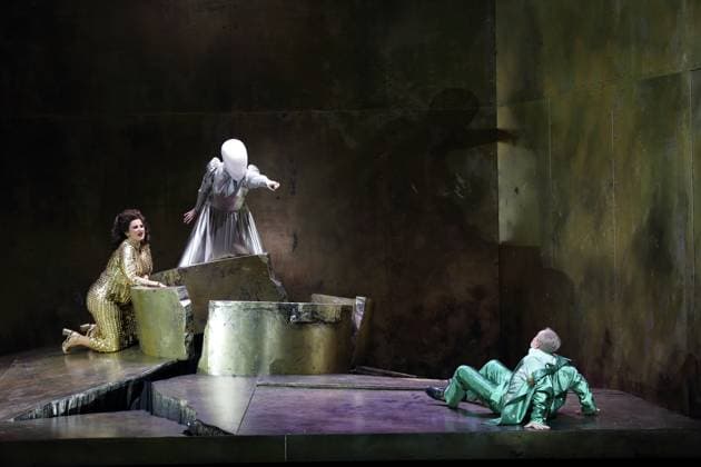 Karolina Gumos as Herodias , Nicole Chevalier as Salome and Matthias Wohlbrecht as Herod , f l , during the photo rehearsal for Salome at the Komische Oper im Schillertheater in Berlin, November 19, 2025 Music drama in one act by Richard Strauss Musical direction James Gaffigan Production Evgeny Titov Sta