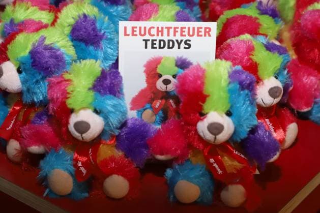 Beacon Teddy Bear Charity Campaign , Beacon Teddy Bear Charity Campaign, Hamburg Central Station, 20 11 2025 Copyright: xEventpressxBecherx