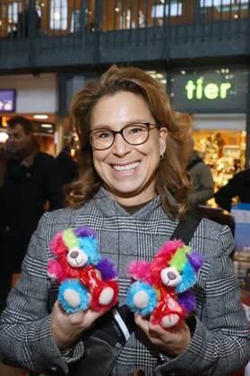 Beacon Teddy Bear Charity Campaign Carola Veit, Beacon Teddy Bear Charity Campaign, Hamburg Central Station, 20 11 2025 Copyright: xEventpressxBecherx