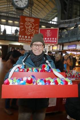 Beacon Teddy Bear Charity Campaign Thorsten Laussch, Beacon Teddy Bear Charity Campaign, Hamburg Central Station, 20 11 2025 Copyright: xEventpressxBecherx