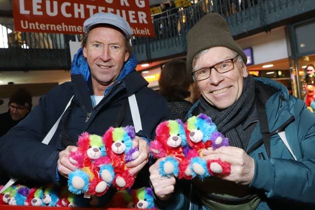 Beacon Teddy Bear Charity Campaign Lou Richter, Thorsten Laussch, Beacon Teddy Bear Charity Campaign, Hamburg Central Station, 20 11 2025 Copyright: xEventpressxBecherx