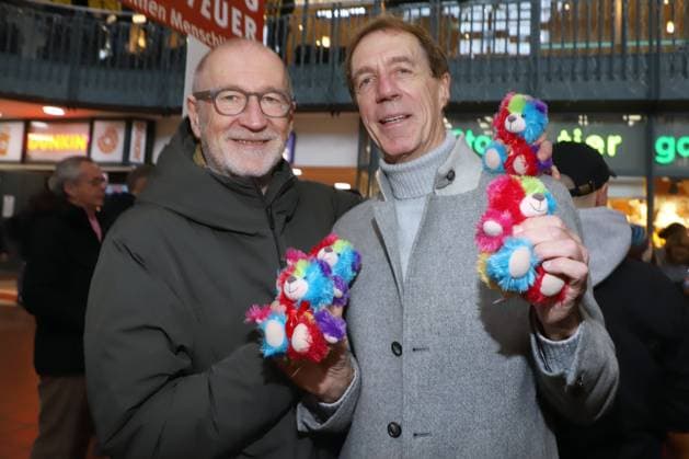 Beacon Teddy Bear Charity Campaign Peter Lohmeyer, Helmut Schulte, Beacon Teddy Bear Charity Campaign, Hamburg Central Station, 20 11 2025 Copyright: xEventpressxBecherx