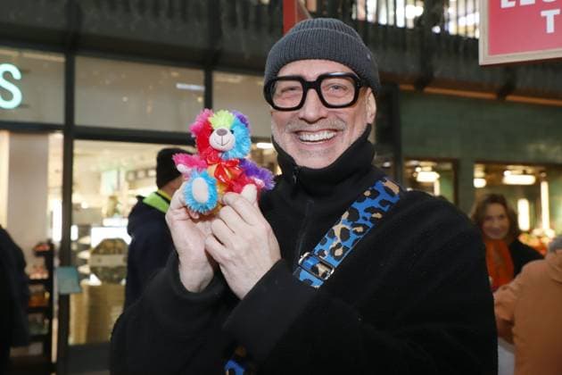 Beacon Teddy Bear Charity Campaign Nik Breidenbach, Beacon Teddy Bear Charity Campaign, Hamburg Central Station, 20 11 2025 Copyright: xEventpressxBecherx