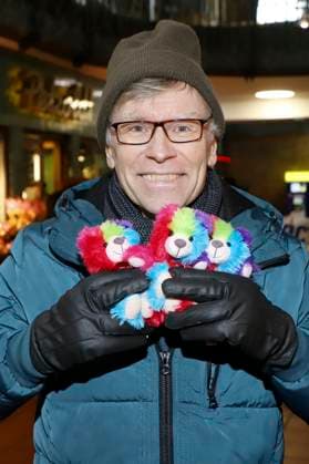 Thorsten Laussch at the 28 Charity Teddy Bear Sale 2025 for the benefit of Leuchtfeuer at Hamburg Central Station Hamburg, 20 11 2025 Foto:xgbrcix xFuturexImagex teddys_5102