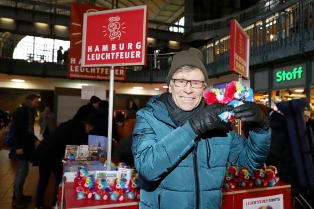 Thorsten Laussch at the 28 Charity Teddy Bear Sale 2025 for the benefit of Leuchtfeuer at Hamburg Central Station Hamburg, 20 11 2025 Foto:xgbrcix xFuturexImagex teddys_5103