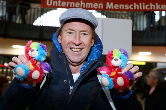 Lou Richter at the 28 Charity Teddy Bear Sale 2025 for the benefit of Leuchtfeuer at Hamburg Central Station Hamburg, 20 11 2025 Foto:xgbrcix xFuturexImagex teddys_5111