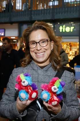 Carola Veit at the 28 Charity Teddy Bear Sale 2025 for the benefit of Leuchtfeuer at Hamburg Central Station Hamburg, 20 11 2025 Foto:xgbrcix xFuturexImagex teddys_5120