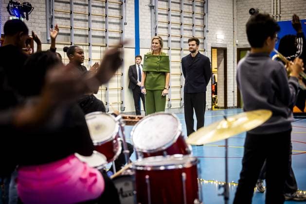 Amsterdam, The Netherlands, 2025-11-20 14:20:12 AMSTERDAM, 20-11-2025, Mobiel Primary School. Queen Maxima, honorary chair of More Music in the Classroom, visited Mobiel Primary School in Amsterdam. Mobiel Primary School is one of twelve primary schools participating in the largest school band in the Netherlands. The school band performs during the annual Christmas Music Gala, which raises awareness of the importance of music and creative education. PHOTO: NLBeeld POOL Patrick van Katwijk Credit: NL Beeld Patrick van Emst  Copyright: xx x