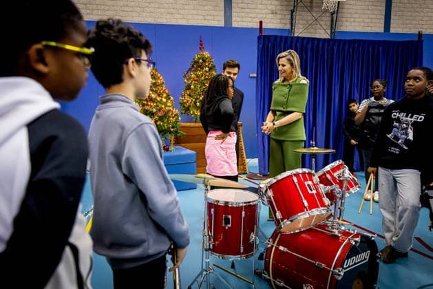 Amsterdam, The Netherlands, 2025-11-20 14:24:03 AMSTERDAM, 20-11-2025, Mobiel Primary School. Queen Maxima, honorary chair of More Music in the Classroom, visited Mobiel Primary School in Amsterdam. Mobiel Primary School is one of twelve primary schools participating in the largest school band in the Netherlands. The school band performs during the annual Christmas Music Gala, which raises awareness of the importance of music and creative education. PHOTO: NLBeeld POOL Patrick van Katwijk Credit: NL Beeld Patrick van Emst  Copyright: xx x