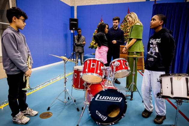 Amsterdam, The Netherlands, 2025-11-20 14:25:59 AMSTERDAM, 20-11-2025, Mobiel Primary School. Queen Maxima, honorary chair of More Music in the Classroom, visited Mobiel Primary School in Amsterdam. Mobiel Primary School is one of twelve primary schools participating in the largest school band in the Netherlands. The school band performs during the annual Christmas Music Gala, which raises awareness of the importance of music and creative education. PHOTO: NLBeeld POOL Patrick van Katwijk Credit: NL Beeld Patrick van Emst  Copyright: xx x