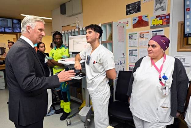 King Philippe visits the emergency department at Saint-Pierre University Hospital BRUSSELS, BELGIUM - NOVEMBER 20 : King Philippe visits the emergency department at Saint-Pierre University Hospital. Located in the heart of Brussels, this hospital is deeply rooted in the social reality of the city and plays a crucial role in frontline healthcare. During his visit, the King follows the typical journey of a patient admitted to the emergency department. He is then briefed on developments in Brussels in terms of (mental) health, precariousness and urban violence. Finally, he talks to several people working in the field on November 20, 2025 in Brussels, Belgium, 20 11 2025 Brussels Belgium  Copyright: xDidierxLebrunx