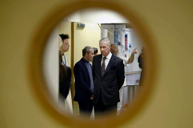 King Philippe visits the emergency department at Saint-Pierre University Hospital BRUSSELS, BELGIUM - NOVEMBER 20 : King Philippe visits the emergency department at Saint-Pierre University Hospital. Located in the heart of Brussels, this hospital is deeply rooted in the social reality of the city and plays a crucial role in frontline healthcare. During his visit, the King follows the typical journey of a patient admitted to the emergency department. He is then briefed on developments in Brussels in terms of (mental) health, precariousness and urban violence. Finally, he talks to several people working in the field on November 20, 2025 in Brussels, Belgium, 20 11 2025 Brussels Belgium  Copyright: xDidierxLebrunx