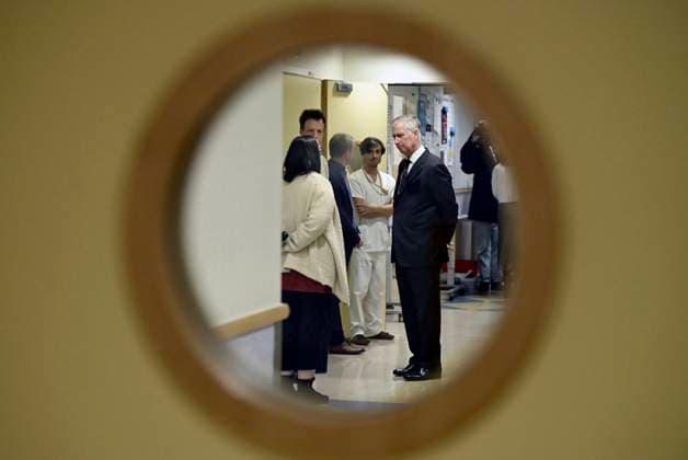 King Philippe visits the emergency department at Saint-Pierre University Hospital BRUSSELS, BELGIUM - NOVEMBER 20 : King Philippe visits the emergency department at Saint-Pierre University Hospital. Located in the heart of Brussels, this hospital is deeply rooted in the social reality of the city and plays a crucial role in frontline healthcare. During his visit, the King follows the typical journey of a patient admitted to the emergency department. He is then briefed on developments in Brussels in terms of (mental) health, precariousness and urban violence. Finally, he talks to several people working in the field on November 20, 2025 in Brussels, Belgium, 20 11 2025 Brussels Belgium  Copyright: xDidierxLebrunx