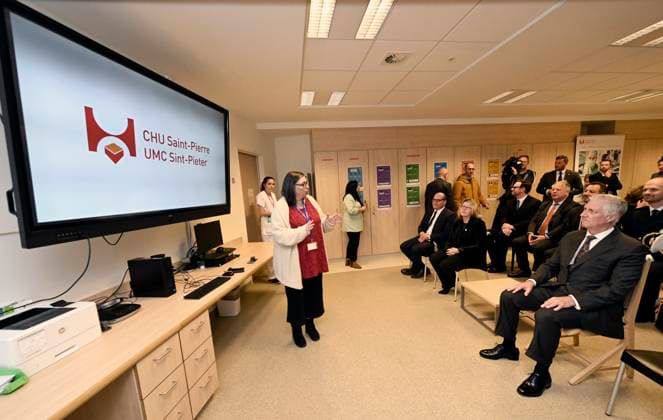 King Philippe visits the emergency department at Saint-Pierre University Hospital BRUSSELS, BELGIUM - NOVEMBER 20 : King Philippe visits the emergency department at Saint-Pierre University Hospital. Located in the heart of Brussels, this hospital is deeply rooted in the social reality of the city and plays a crucial role in frontline healthcare. During his visit, the King follows the typical journey of a patient admitted to the emergency department. He is then briefed on developments in Brussels in terms of (mental) health, precariousness and urban violence. Finally, he talks to several people working in the field on November 20, 2025 in Brussels, Belgium, 20 11 2025 Brussels Belgium  Copyright: xDidierxLebrunx