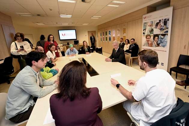 King Philippe visits the emergency department at Saint-Pierre University Hospital BRUSSELS, BELGIUM - NOVEMBER 20 : King Philippe visits the emergency department at Saint-Pierre University Hospital. Located in the heart of Brussels, this hospital is deeply rooted in the social reality of the city and plays a crucial role in frontline healthcare. During his visit, the King follows the typical journey of a patient admitted to the emergency department. He is then briefed on developments in Brussels in terms of (mental) health, precariousness and urban violence. Finally, he talks to several people working in the field on November 20, 2025 in Brussels, Belgium, 20 11 2025 Brussels Belgium  Copyright: xDidierxLebrunx