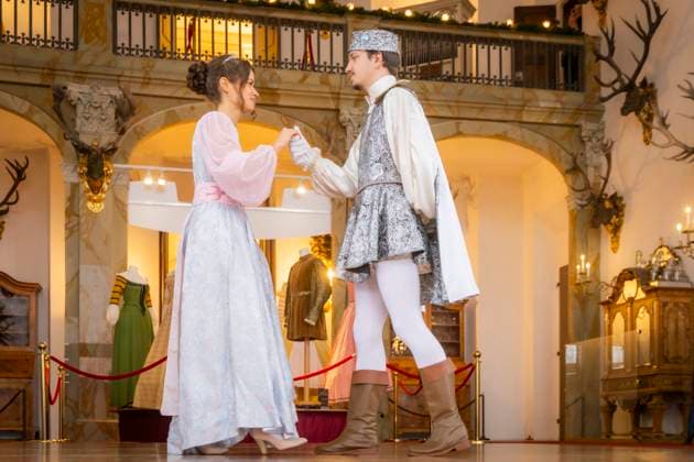 Winterausstellung auf Schloss Moritzburg, Mit Aschenbrödel zum Ball. Die Aschenbrödel-Saison startet im Schloss Moritzburg. Vom 21. November 2025 bis 1. März 2026 sind im Schloss wieder Originalkostüme, nachgebildete Filmszenen und Requisiten ausgestellt. Am authentischen Drehort wird der Märchenfilm Drei Haselnüsse für Aschenbrödel lebendig. Mit dem Motto Auf zum Ball! setzen die Ausstellungsmacher in der 14. Winterausstellung einen besonderen Akzent. Der barocke Speisesaal mit der imposanten Geweihsammlung wird erstmals komplett für Gäste begehbar. Gäste können in eigenen Kostümen, den beliebten Besucherkostümen oder natürlich in Zivil Walzer tanzen. Zum Pressetermin tanzten Anna Gregor und Felix Hauke. Moritzburg Sachsen