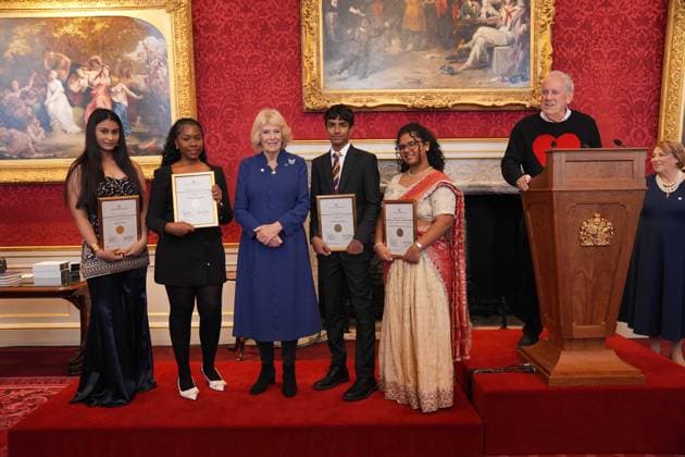 The Queen s Commonwealth Essay Competition 2025 Queen Camilla (centre) stands with (left to right) Senior Winner, Kaira Puri, 17, from Gurugram, Haryana, India, Senior Runner-Up, Pandora Onyedire, 17, from Lagos, Nigeria, Junior Winner, Vivian Agarwal, 14, of Mumbai, India and Junior Runner Up, Lakshmi Manognya Achanta, 14, from Singapore, after presenting their certificates, during a reception to celebrate the winners of the Queen s Commonwealth Essay Competition at St James Palace in London. Picture date: Thursday November 20, 2025., Credit:Yui Mok Avalon UK, London  Copyright: xYuixMokx xAvalonx 1053550860
