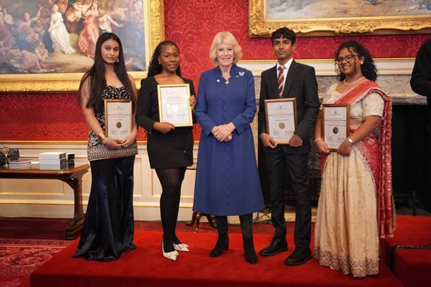 The Queen s Commonwealth Essay Competition 2025 Queen Camilla (centre) stands with (left to right) Senior Winner, Kaira Puri, 17, from Gurugram, Haryana, India, Senior Runner-Up, Pandora Onyedire, 17, from Lagos, Nigeria, Junior Winner, Vivian Agarwal, 14, of Mumbai, India and Junior Runner Up, Lakshmi Manognya Achanta, 14, from Singapore, after presenting their certificates, during a reception to celebrate the winners of the Queen s Commonwealth Essay Competition at St James Palace in London. Picture date: Thursday November 20, 2025., Credit:Yui Mok Avalon UK, London  Copyright: xYuixMokx xAvalonx 1053550872