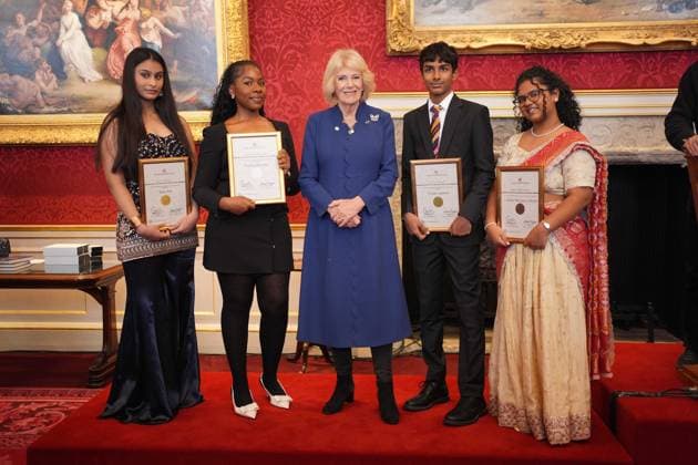 The Queen s Commonwealth Essay Competition 2025 Queen Camilla (centre) stands with (left to right) Senior Winner, Kaira Puri, 17, from Gurugram, Haryana, India, Senior Runner-Up, Pandora Onyedire, 17, from Lagos, Nigeria, Junior Winner, Vivian Agarwal, 14, of Mumbai, India and Junior Runner Up, Lakshmi Manognya Achanta, 14, from Singapore, after presenting their certificates, during a reception to celebrate the winners of the Queen s Commonwealth Essay Competition at St James Palace in London. Picture date: Thursday November 20, 2025., Credit:Yui Mok Avalon UK, London  Copyright: xYuixMokx xAvalonx 1053550894