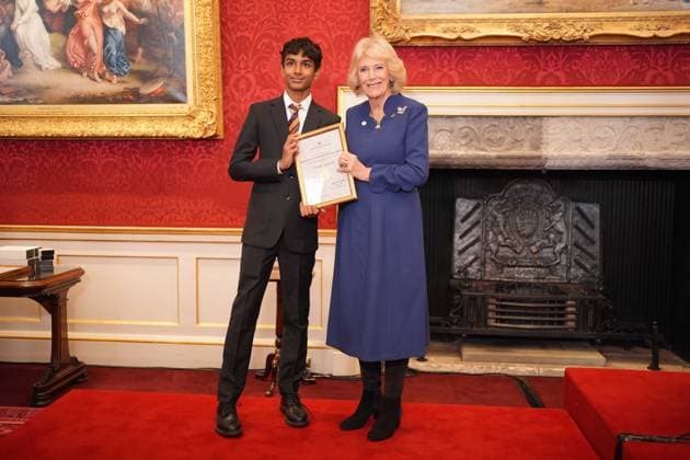 The Queen s Commonwealth Essay Competition 2025 Queen Camilla presents Junior Winner, Vivian Agarwal, 14, of Mumbai, India, with a certificate, during a reception to celebrate the winners of the Queen s Commonwealth Essay Competition at St James Palace in London. Picture date: Thursday November 20, 2025., Credit:Yui Mok Avalon UK, London  Copyright: xYuixMokx xAvalonx 1053550918