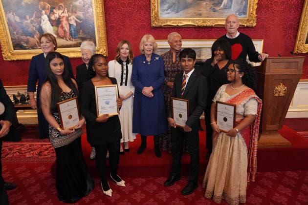 The Queen s Commonwealth Essay Competition 2025 Queen Camilla (centre) stands with guests and the winners and runners up of the Queen s Commonwealth Essay Competition 2025 (left to right) Senior Winner, Kaira Puri, 17, from Gurugram, Haryana, India, Senior Runner-Up, Pandora Onyedire, 17, from Lagos, Nigeria, Junior Winner, Vivian Agarwal, 14, of Mumbai, India and Junior Runner Up, Lakshmi Manognya Achanta, 14, from Singapore, during a reception at St James Palace in London. Picture date: Thursday November 20, 2025., Credit:Yui Mok Avalon UK, London  Copyright: xYuixMokx xAvalonx 1053552145